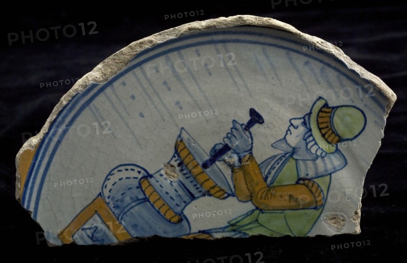 Fragment of the majolica plate depicting man, pharmacist with mortar, polychrome, plate dish tableware holder fragment