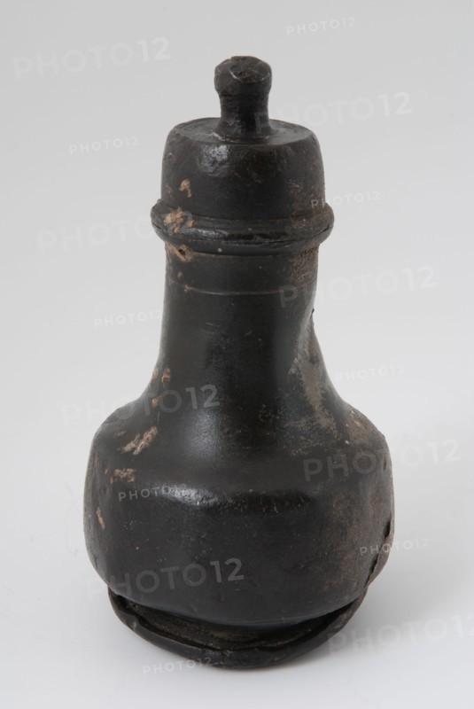 Tinsmith: Johannes van Rethy, Bottle with pear-shaped body and screw cap, feeding bottle utensils equipment soil found tin, cast