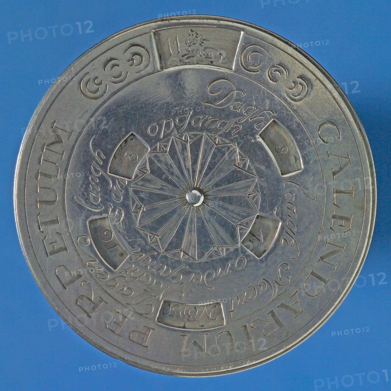 Silver perpetual calendar CALENDARIUM PERPETUUM, perpetual calendar calendar information form silver h 0,2, rolled engraved