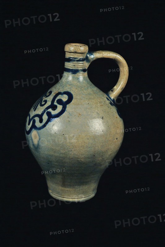 Cologne jug with two blue bands around neck, on shoulder and belly rosette of curved blue lines, jug crockery holder soil find