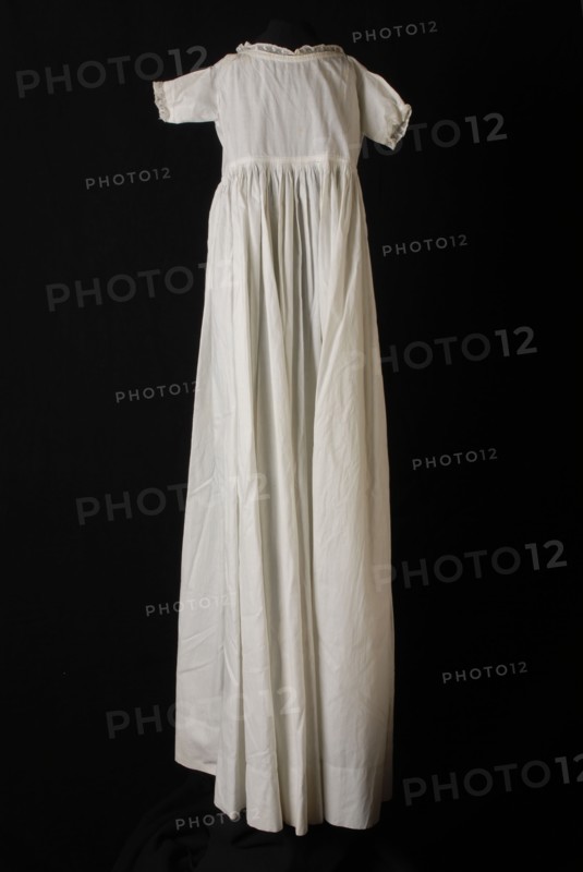 Long wide-sloping baby slip dress in white cotton, narrow edge along the neck and short sleeves, with christening dress