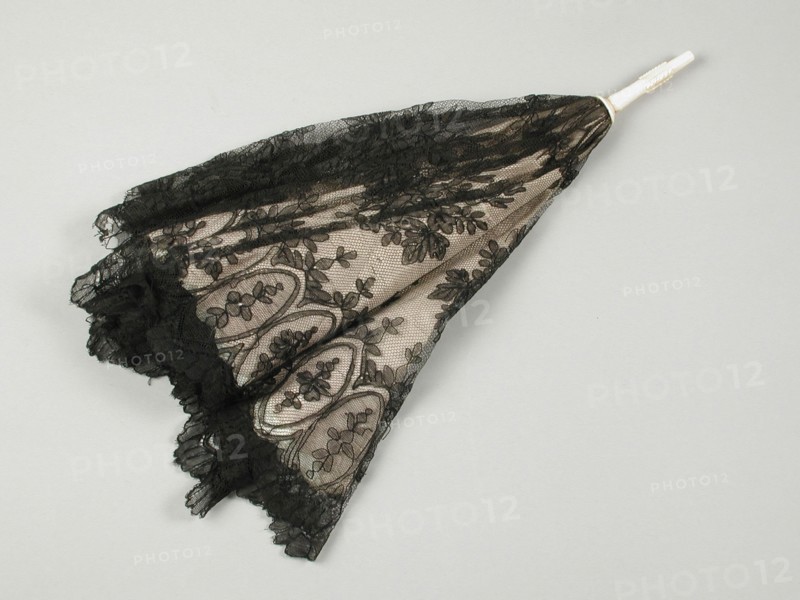 Small parasol with upholstery of white silk, covered with black lace, ivory point, broken, white, wooden handle, parasol