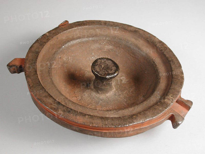 Leendert Jansz Pot I, Two-piece bronze mold for scale with initials L I P and 1655, cast molding tool tools kit metal