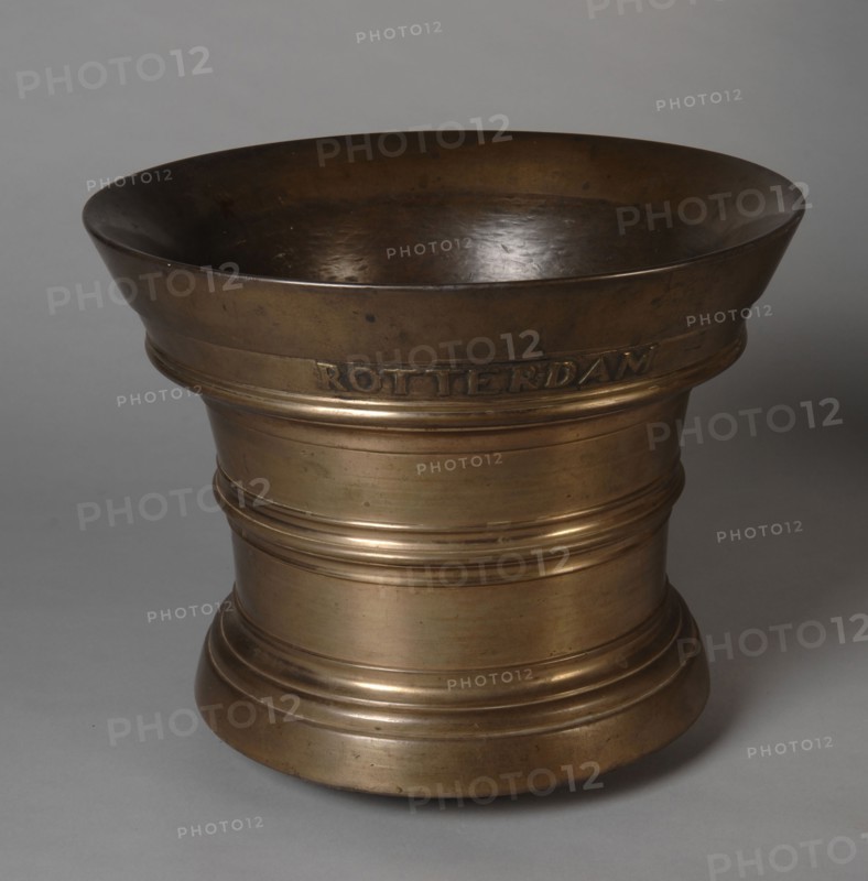 Brass mortar with ROTTERDAM, auger equipment brass, cast Cylindrical upwardly widening body. Raised base with ascending profile