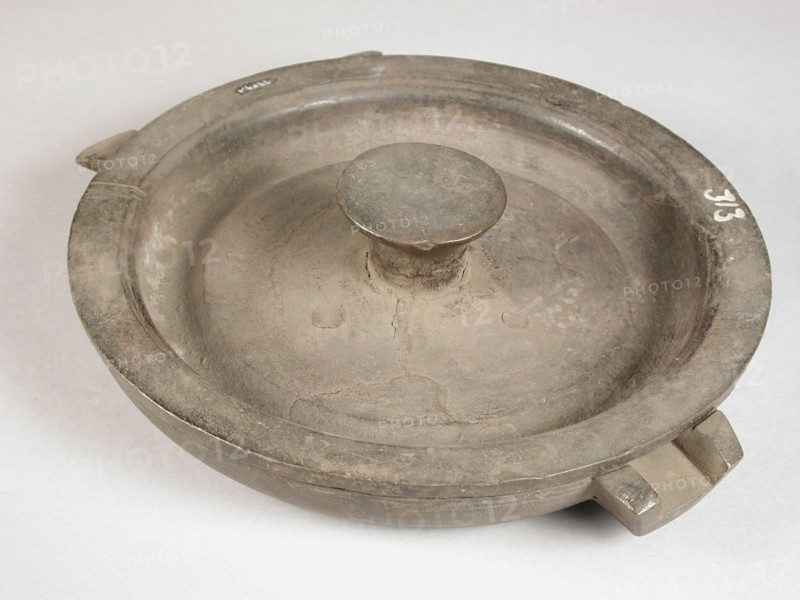 Two-piece round bronze mold for convex edge for chamber pot, cast molding tool tools base metal bronze, cast turned Two-piece