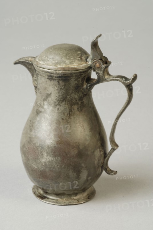 Tinsmith: Johannes van Rees, Pewter jug with lid, snebkan jug crockery holder dolls toy relaxant model tin, cast Flat bottom