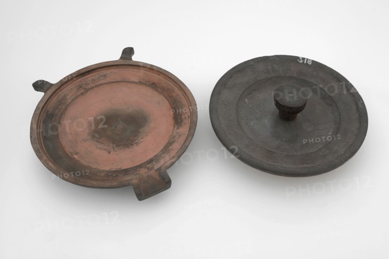 Dirck Messchaert II, Two-piece round bronze mold for plate, with, Rotterdam tin foundry tin pewter tin dinnerware food Meeuws