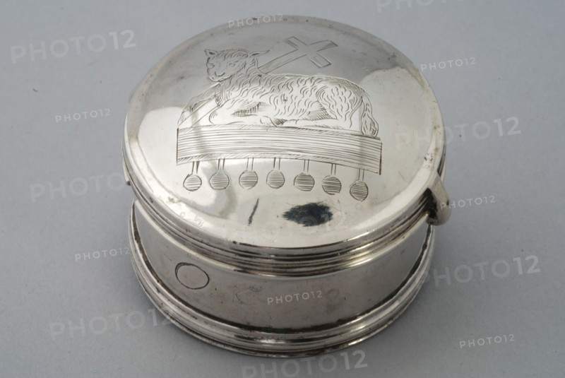 Rudolph Sondag, Chrismatorium with engraved representation of Lam Gods on lid, chrismatorium liturgisch vat holder silver gold