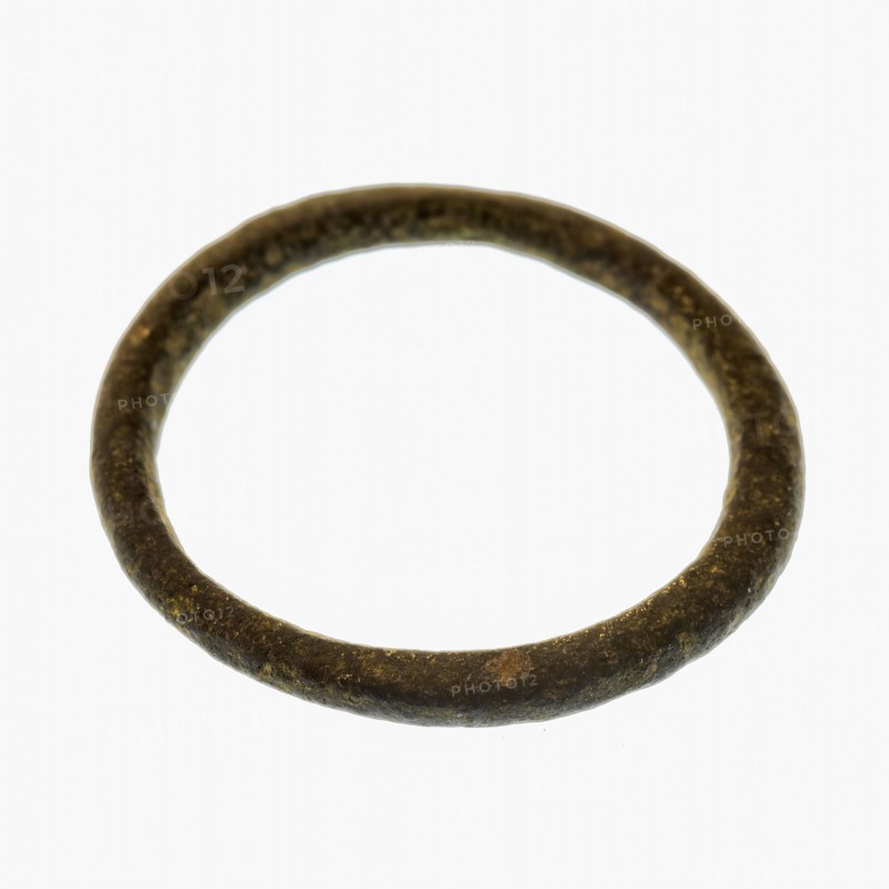 Copper ring, ring part soil find copper bronze metal d 0,3, cast Slightly flat copper or bronze ring Some irregular shape.