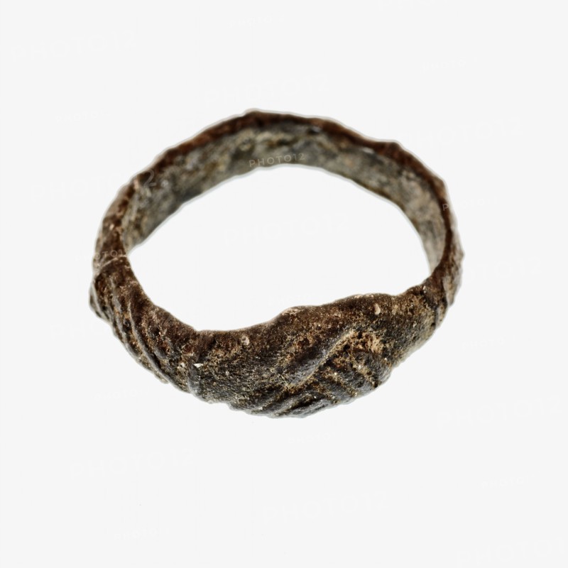 Pewter ring, showing two hands, friendship ring, ring jewel clothing accessory clothing soil find tin metal, d 0.3 cast Small