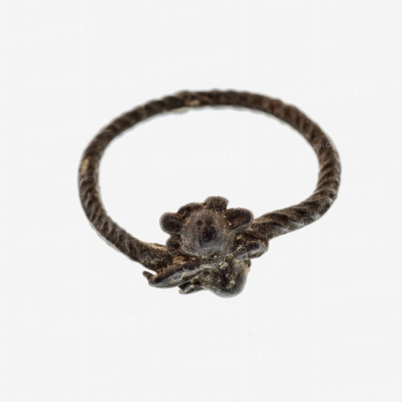 Pewter ring with flower and rope decor, ring ornament clothing accessory clothing soil find tin metal, d 0.1 cast pewter ring
