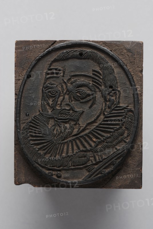 Wooden cliché with portrait Piet Hein, cliché printing equipment wood, cut Rectangular wooden block with oval cut stamp