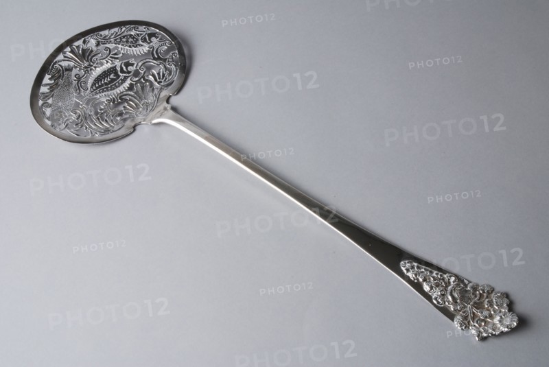 Silversmith: Douwe Eysma, Silver fish shovel, fish scoop ladle spoon kitchenware silver, Silver fish shovel with openwork bowl