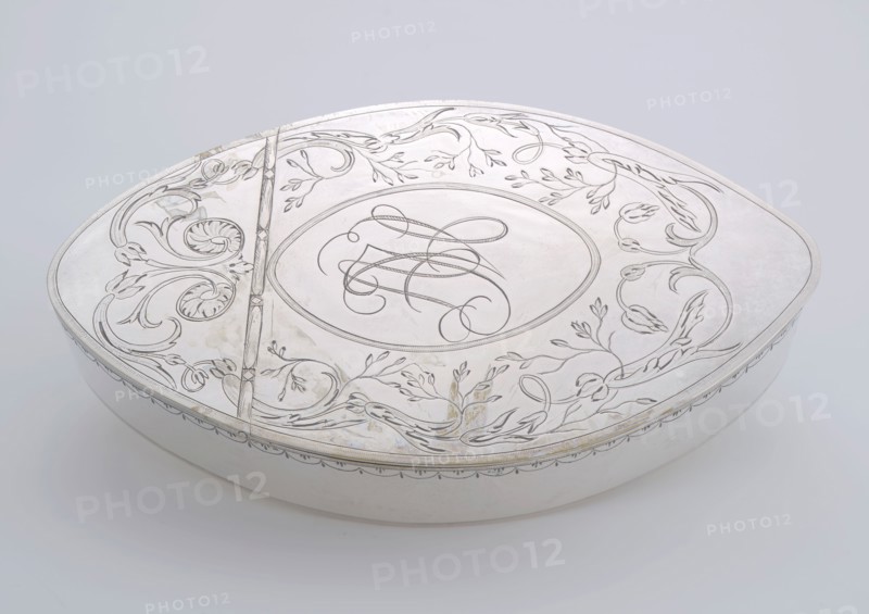 Silversmith: Rudolph Sondag, Spitsoval snuff box with monogram AJVC, snuff box holder metal silver, engraved Spitsoval snuff box