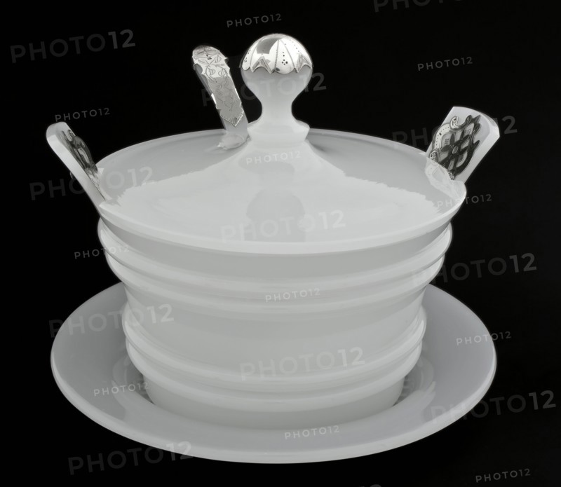 Baksteen en Middendorp, Opaline glass bowl bowl with lid, on saucer and with spoon, bowl crockery holder glass silver, bowl