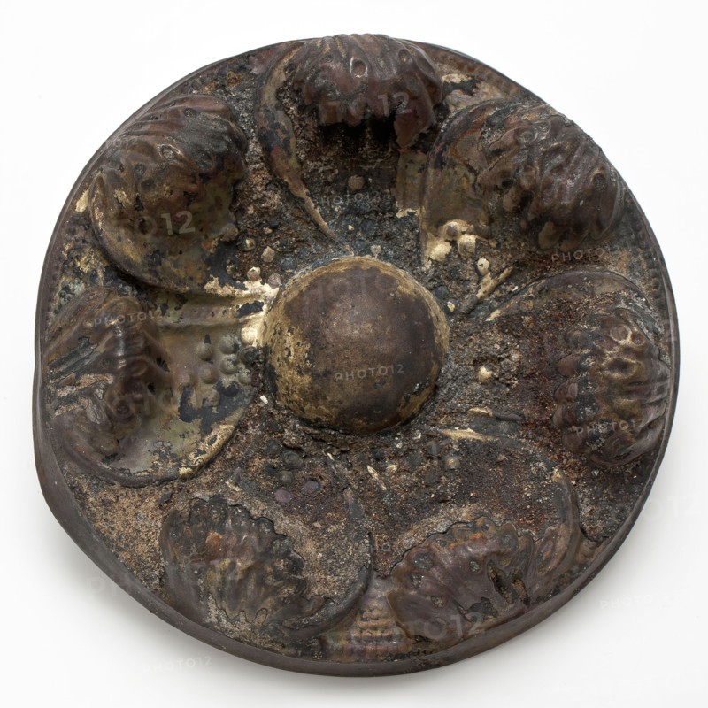 Meesing, round ornamented ornament or batter, ornament batter soil found copper brass metal, whipped driven brass ornament