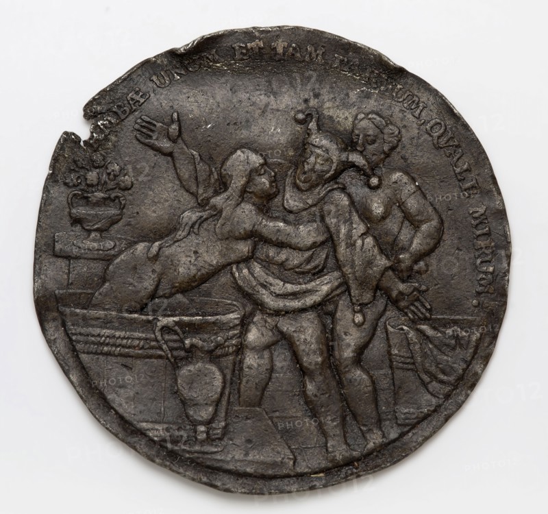 Pewter medal or ornamental fittings with display and two bathers, decorative fittings soil find tin metal d 0,1, whipped Tin