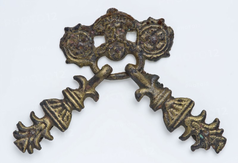 Brass belt buckle or belt hanger embossed in relief: man's head, flowers and vases, belt fittings clothing accessory clothing