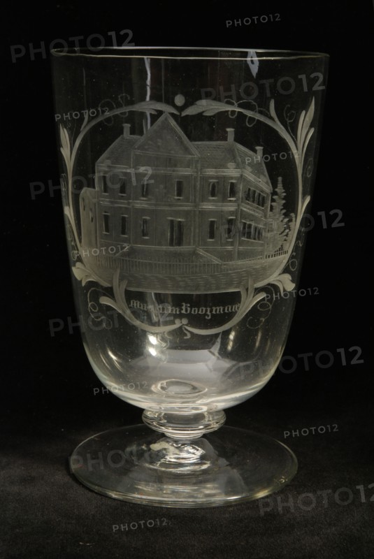 Cup engraved with Schielandshuis and Museum Boojmans, cup drinking glass drinking utensils tableware holder glass, gram free