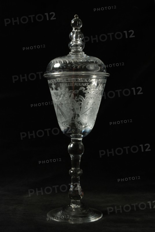 Chalice, wine glass with lid, engraved with family arms, wedding symbols and Pieter Baelde. And. Maria. Johanna. Vanderstaal