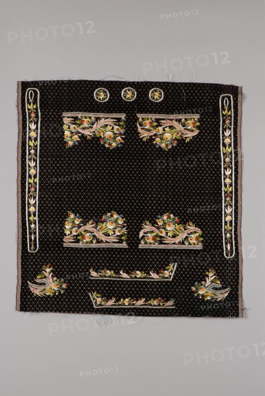 Uncut jacket of aubergine velvet embroidered with floral motifs: embroidered on velvet in five parts