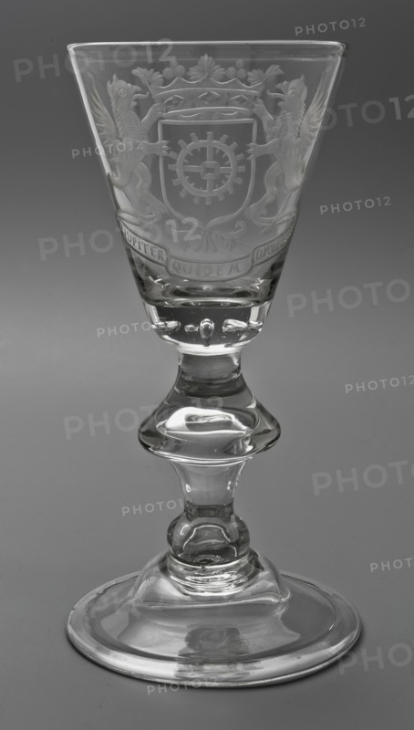 Goblet engraved with family coat of arms of Van Hogendorp, wine glass drinking glass drinkware tableware holder glass, with