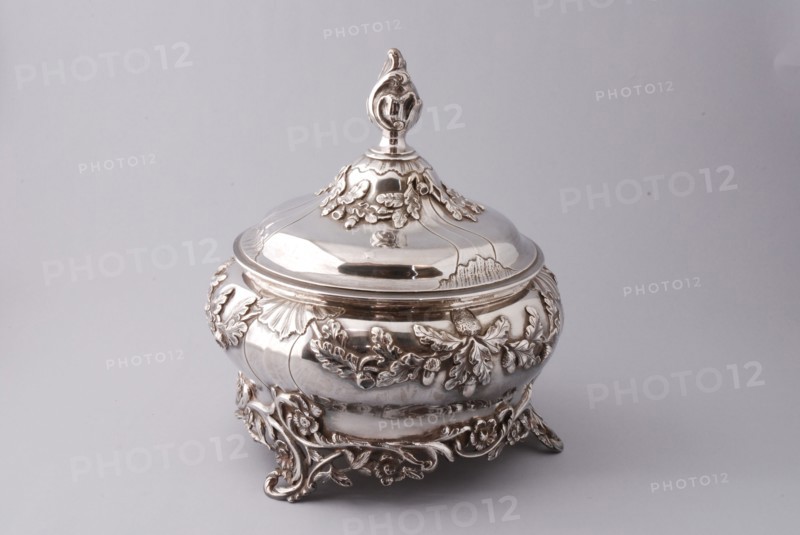 Silversmith: Johannes Jansen, Silver tobacco spot, tobacco stain pot holder metal silver, driven cast Round wide baluster