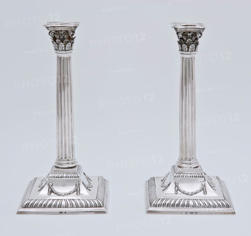 Silversmith: Cornelis Knuijsting, Silver candlestick in the shape of corinthian column with capital on square foot decorated