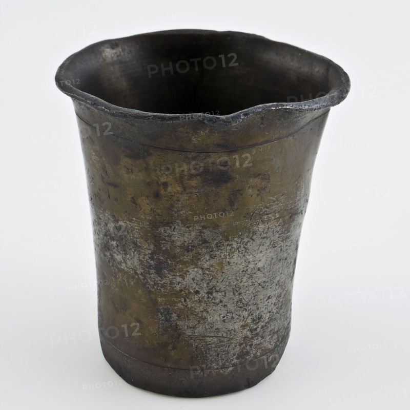 Tinsmith: Nicolaas Esbos, Pewter wine cup with slightly protruding edge, beaker tableware holder soil find tin metal, cast