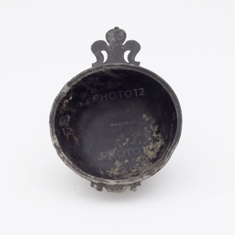 Tinsmith: Gerrit van Kessel, Brandy bowl with cloverleaf shaped ear and broken ear, brandy bowl bowl crockery holder soil find