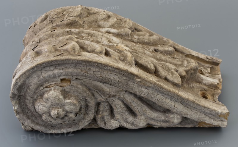 Console with acanthus motifs in relief, console building element ceramic terracotta plaster paint, d 11.0