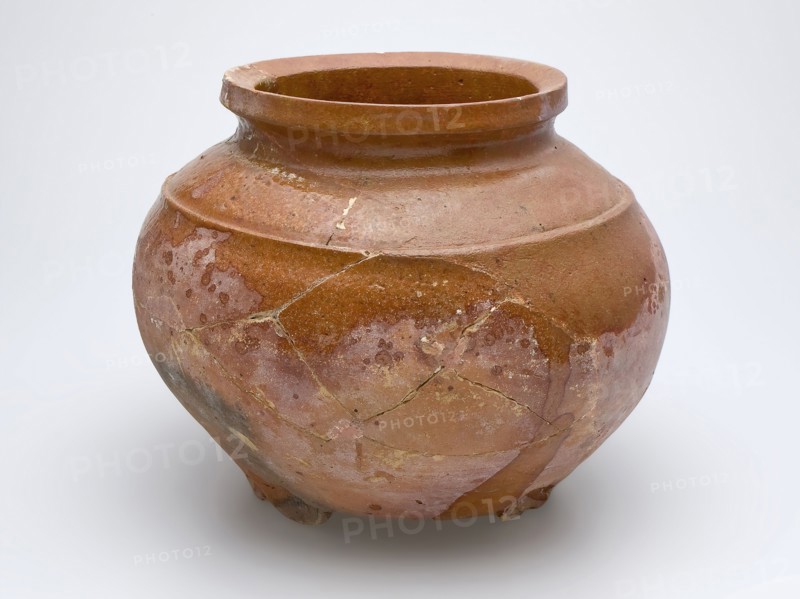 Low pot of red pottery on stand fins with sparing lead glaze, ledge over the shoulder, storage jar pot holder soil find ceramic
