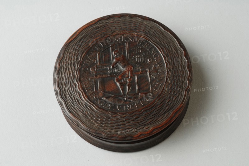 L. Spiering, Round wooden snuff box, with an image of turner, snuffbox holder pockwood wood, Round pokhook snuffbox
