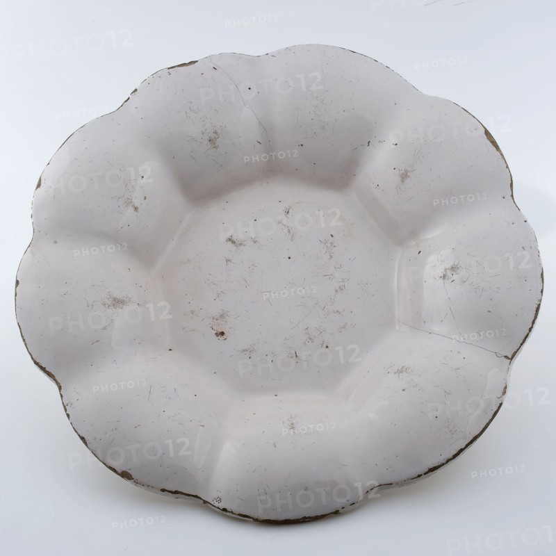 Earthenware folding dish, entirely white glazed, on stand, folding dish bowl holder ceramic earthenware glaze tinglaze, fried