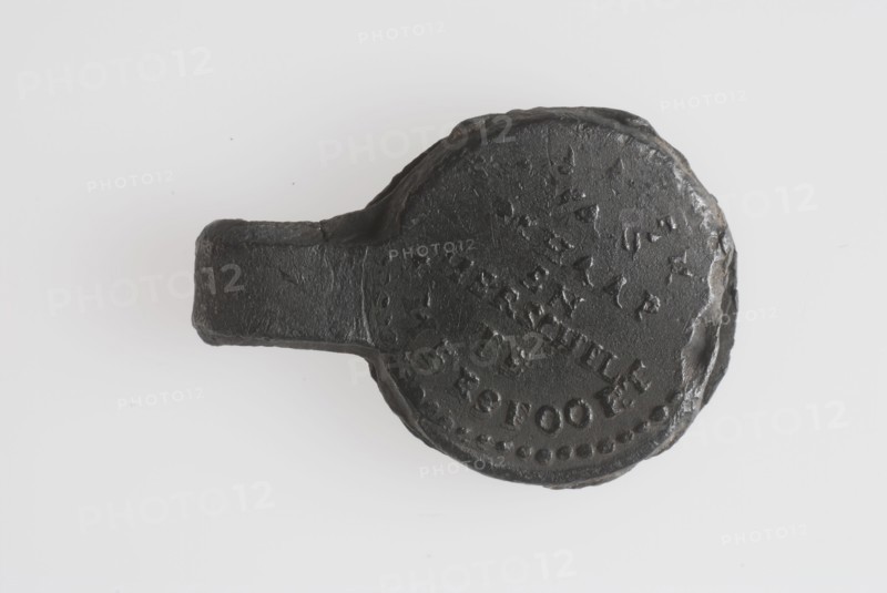 Sheet of cloth with SCHAAP AND HERSCHEL AMERSFOORT, cloth seal hallmark soil find lead metal, quality mark for too thin
