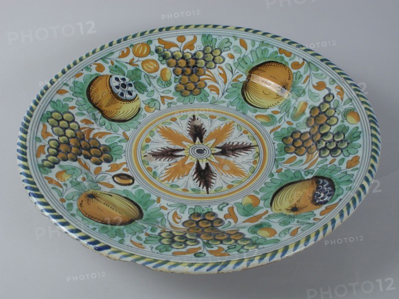 Majolica dish with pomegranates, bunches of grapes and leaves with acorns, dish crockery holder ceramic earthenware glaze