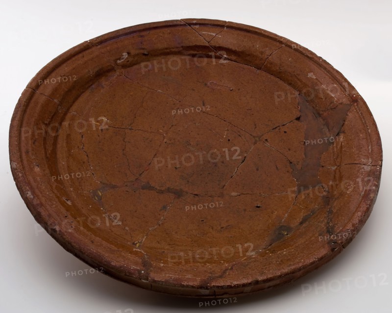 Earthenware bowl, red shard, internally glazed, on three stand fins, dish plate dish crockery holder earth discovery ceramics