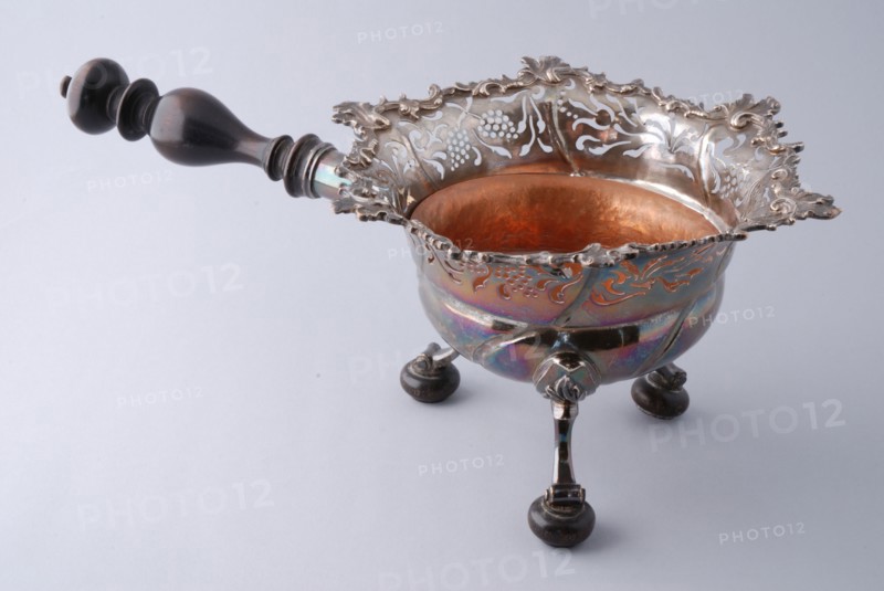 Silversmith: Johannes Verlooven, Silver pipe bowl, stainless steel pipe cookware silver wood, sawn cast Round chafing dish