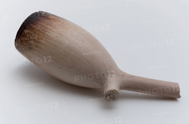 Pipe head, white baking clay, pipe head soil found ceramic pipe earth h 3.5 (approx.) Mold pressed through pierced Pipes heads