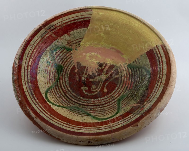 Earthenware dish, ringing plate, internal glazed, decoration in green and yellow, on stand, plate crockery holder soil find