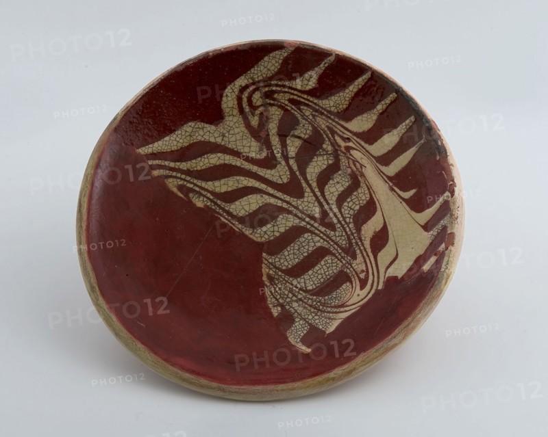Earthenware dish, red shard, internally glazed, decoration in yellow, on stand, plate crockery holder soil find ceramic