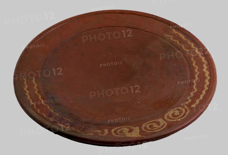 Earthenware dish, red shard, internally glazed, decoration in yellow, on stand, plate crockery holder earth discovery ceramics