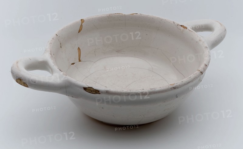 Earthenware pap bowl, yellow shard, white glazed, two sausage ears, on stand, papkom bowl crockery holder earth discovery
