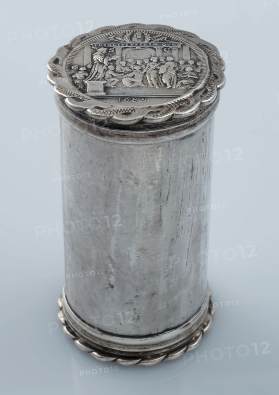 design: Romeyn de Hooghe, Toolbox, with image Erasmus, city weapon Rotterdam and principi patriae que, 1689, token sleeve tube