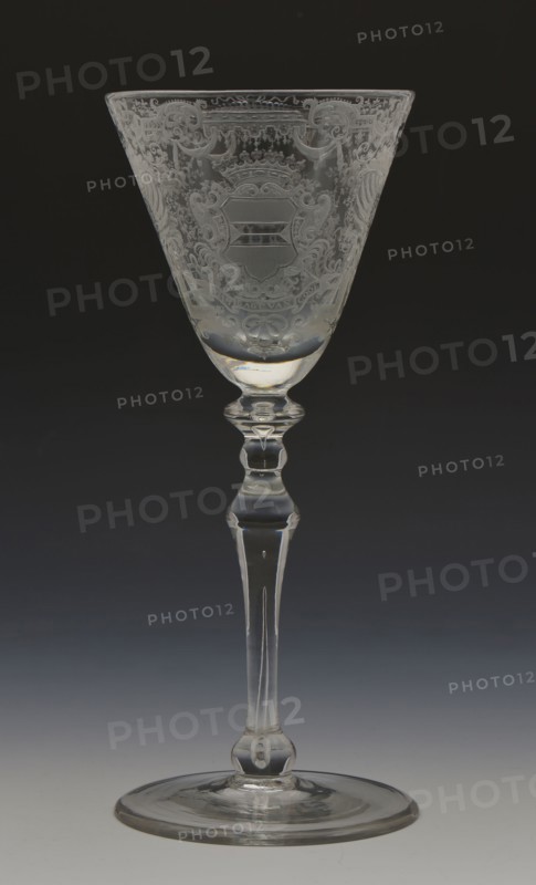 Engraving: meester van het Vingerhoedglas, Chalice glass engraved with T 'AMBAGT. FROM COOL, wine glass drinking glass drinking