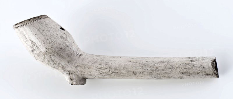 White clay pipe, marked with stalk decorated with fleur de lis stamps, clay pipe smoking equipment smoke floor pottery ceramics