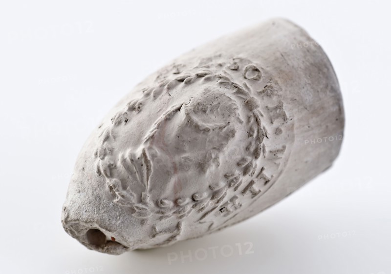 Jan van Erp, White pipe cup with embossed medallions from Stadholder William V and Princess Sophie, clay pipe smoking equipment