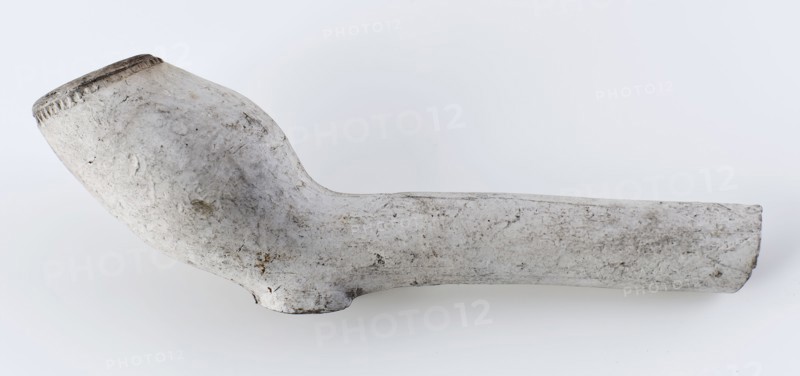 White clay pipe, unnoticed, stem decorated with fleur de lis stamps, clay pipe smoking equipment smoke floor pottery ceramics