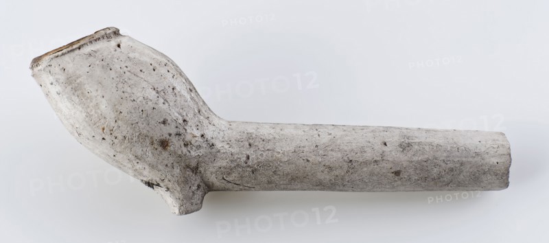 White clay pipe, unnoticed, smooth handle, small oval heel, clay pipe smoking equipment smoke floor pottery ceramics pottery