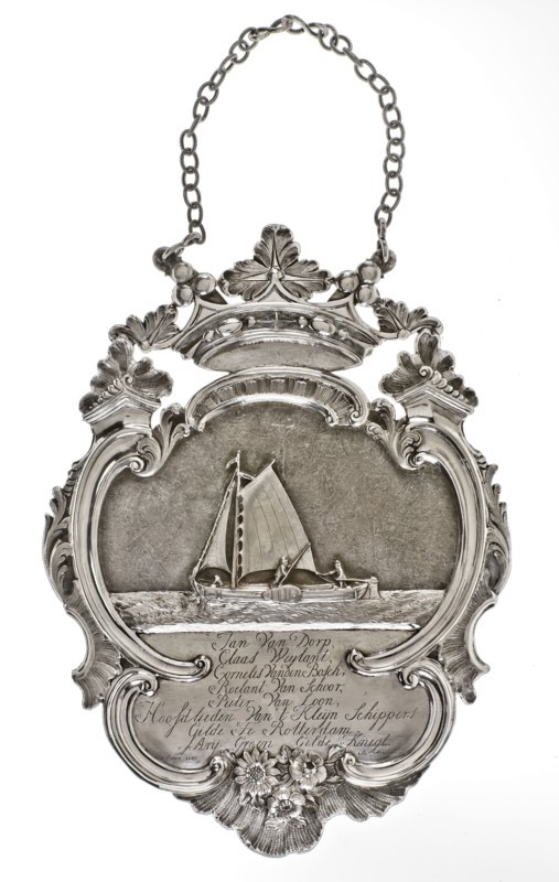 Silversmith: Kornelis Brouwer, Funeral shield of the Klein Schippersgilde, shield silver, driven hammered engraved Crowned
